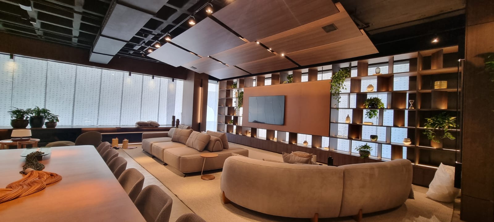Sala de estar com teto de madeira e sofá curvo